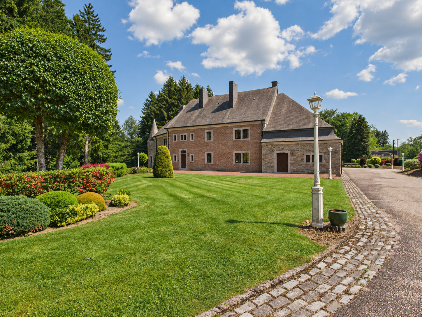 Façade en pierre et tourelles du Manoir