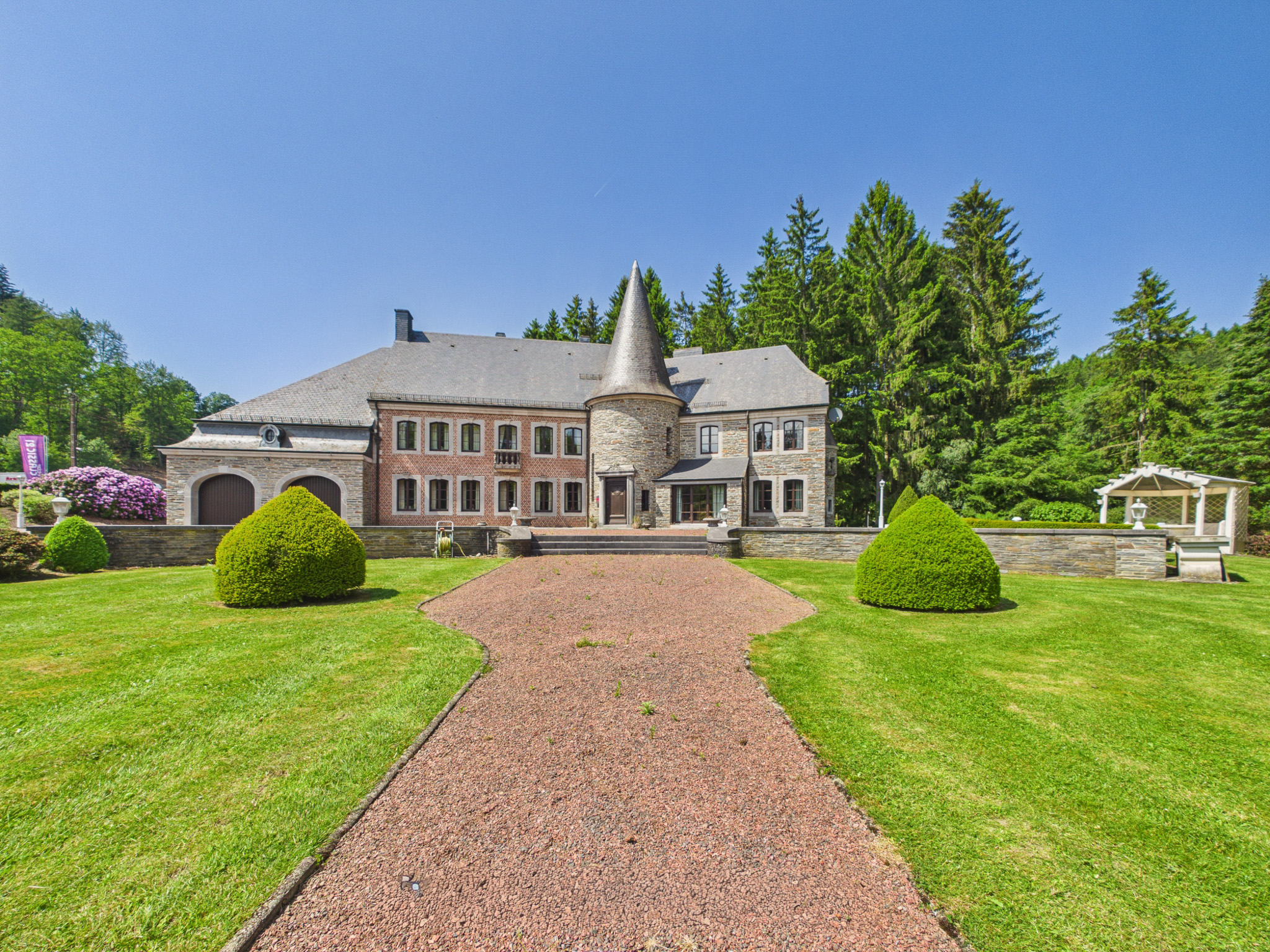 Façade en pierre et tourelles du Manoir